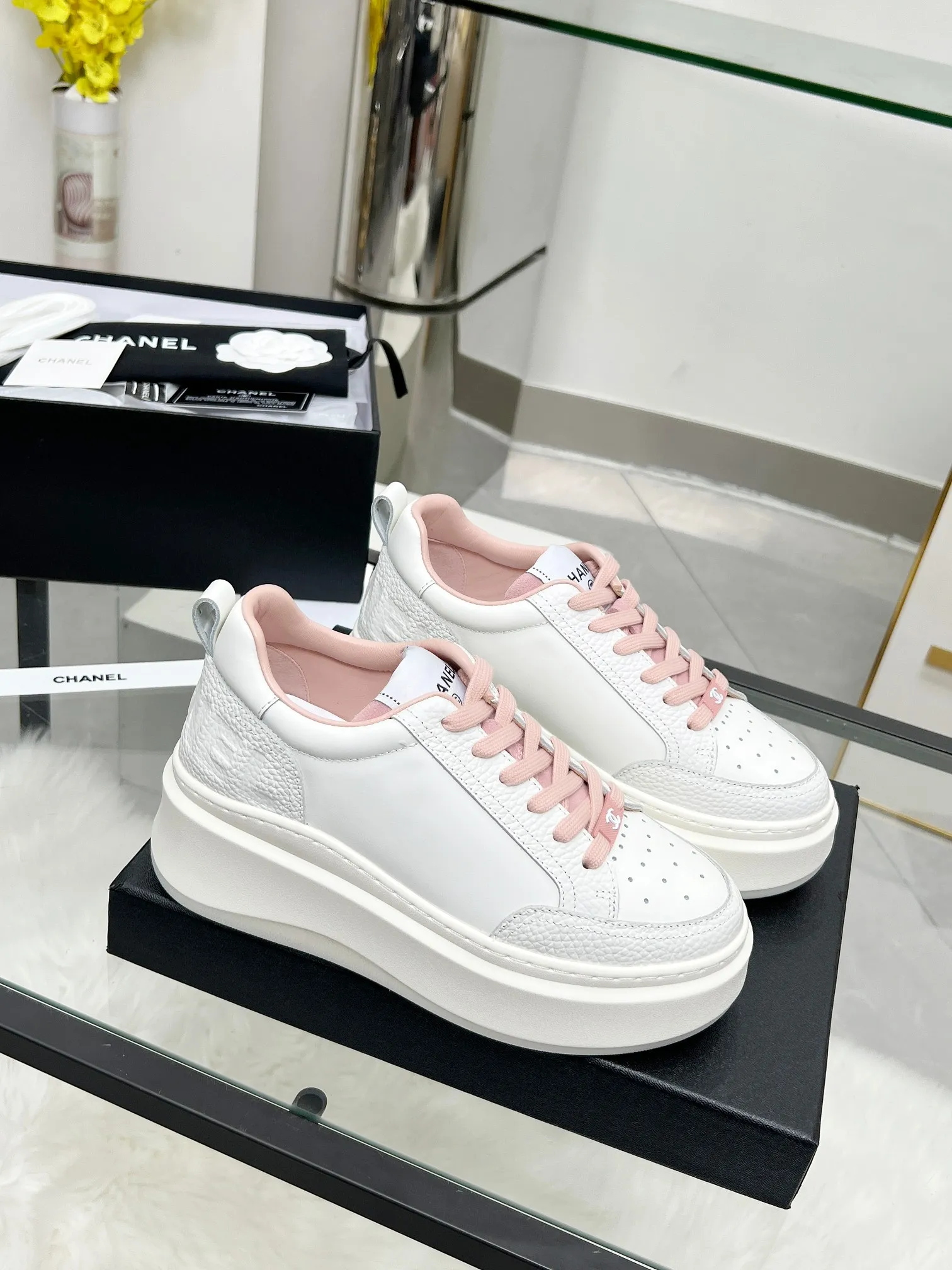 👟👟Ex-factory price 540👟👟 CHANEL 25C spring and summer new sports shoes official website is available at the same time ❤️ Counter out-of-stock kings. Major bloggers are recommending new styles on social days. This season’s new styles are simply eye-catching and look great on the feet. The casual casual sports style is refreshing and natural, interpreting Chanel’s fashionable femininity. The overall customization makes all sports shoes on the market at that time obsolete. This series is now available for sale! The upper is made of custom imported pebbled calf leather ➕ custom frosted calf leather. The lining is made of original one-to-one professionally customized mesh. Hardware accessories. Original full set of molds (not common in the market). Original custom molded TPU combination outsole. Height 4 cm. Women's size 35-39.